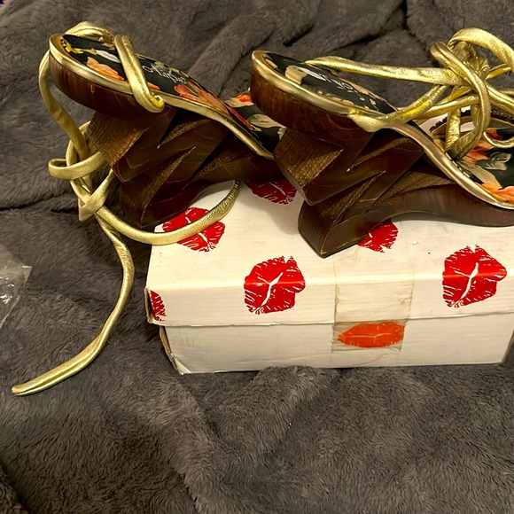 Gold wrap around ankle sandals - Picture 1 of 3